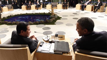 President Barack Obama talks with President Nguyen Minh Triet of Vietnam at the Leaders Retreat at the APEC summit in Yokohama, Saturday, Nov. 13, 2010. 