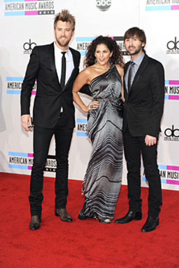 Lady Antebellum, from left, Charles Kelley, Hillary Scott and Dave Haywood arrive at the 38th Annual American Music Awards on Sunday, Nov. 21, 2010 in Los Angeles. (AP Photo/Chris Pizzello) 
