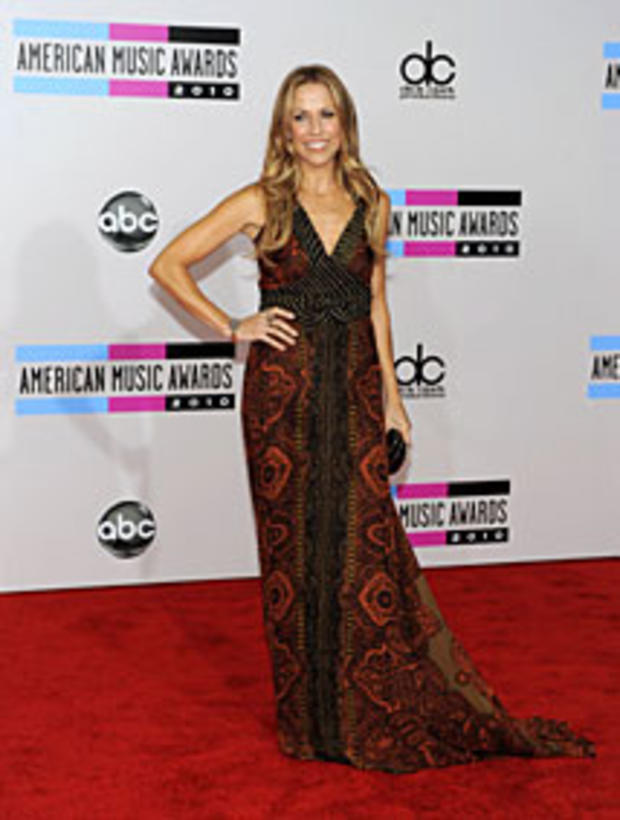 sheryl Crowe arrives at the 38th Annual American Music Awards on Sunday, Nov. 21, 2010 in Los Angeles. (AP Photo/Chris Pizzello) 