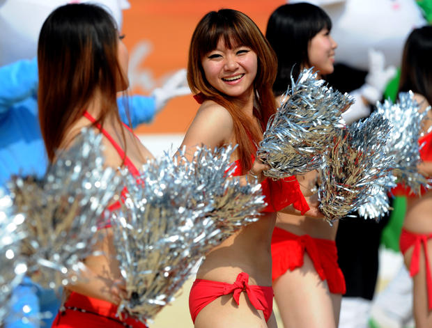 Chinese cheerleaders dance to entertain 