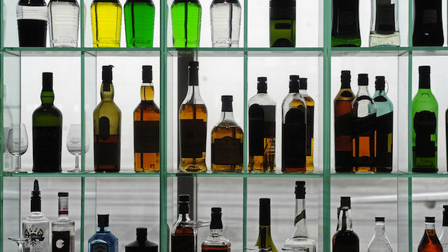 liquor-bottles_98239762.jpg 