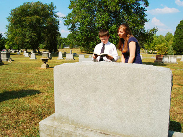 grave, tombstone, mourner, istockphoto, 4x3 