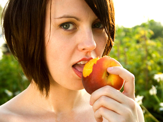 eating_peach_000000764785XSmall_1.jpg 
