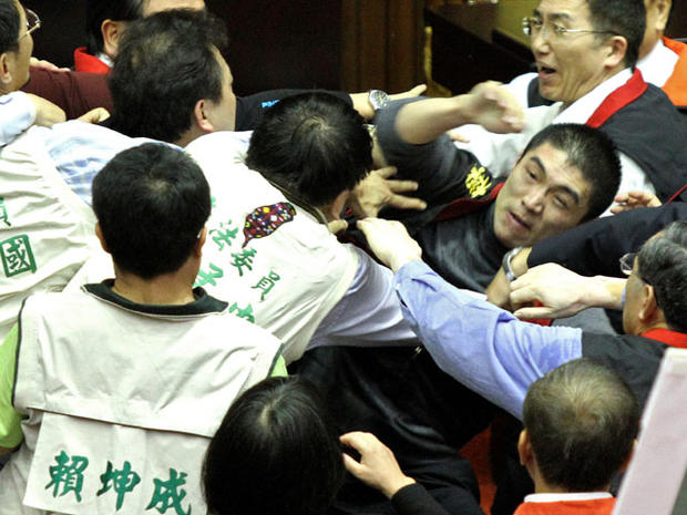 Taiwan-Parliament-Fight-1.jpg 