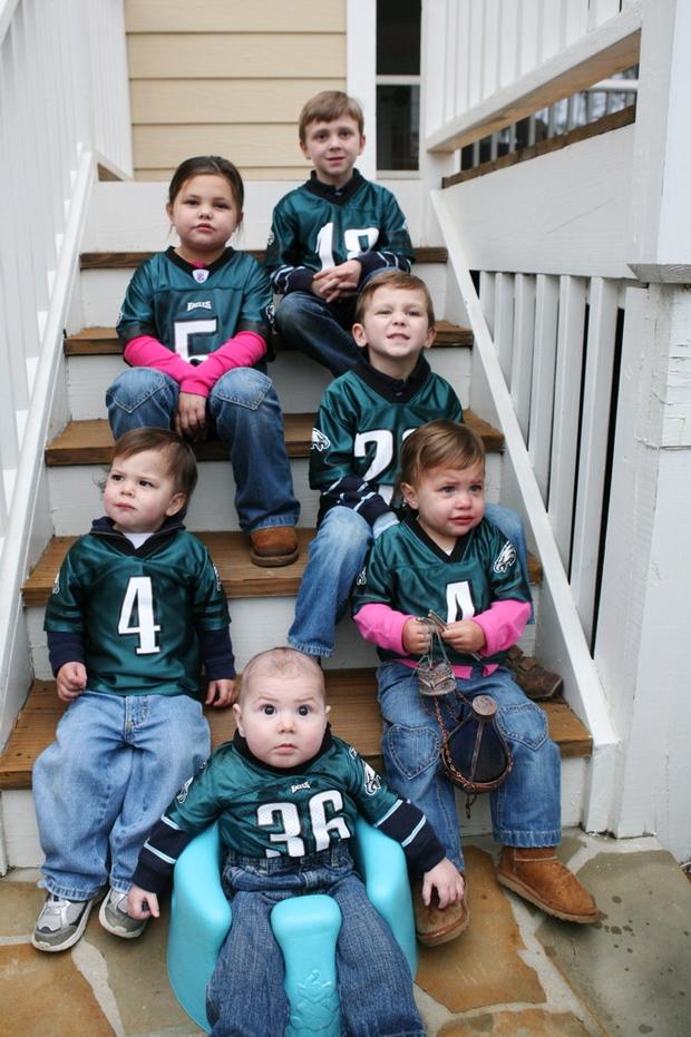 eagles-young-fans.jpg 