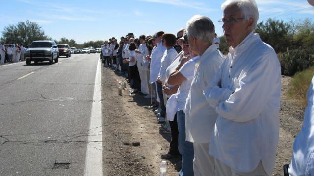 ciitizen_mourners_lining_the_highway_to_church_640x480.jpg 