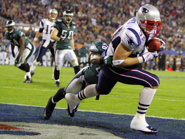 New England Patriots' Mike Vrabel hauls in a 2-yard touchdown  