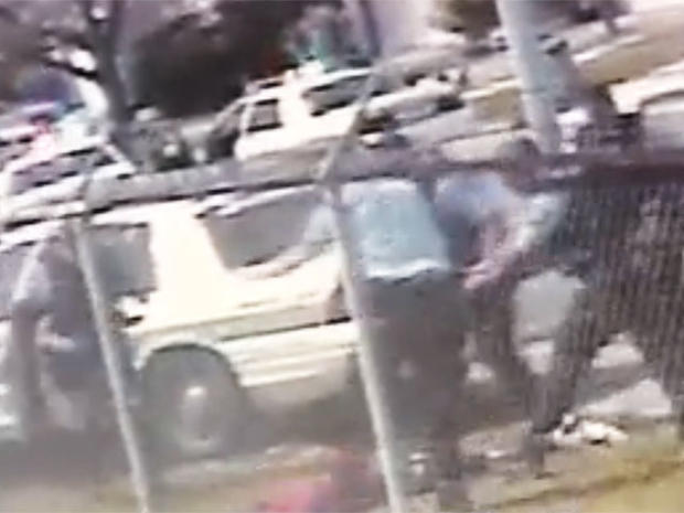 Houston Police Beating (VIDEO): Four Officers Fired After Footage Shows Them Pummeling Burglary Suspect 