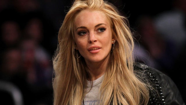 Lindsay Lohan attends the game between the New York Knicks and the Los Angeles Lakers. 
