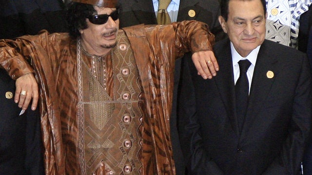 Moammar Gadhafi (left) leaning on Hosni Mubarak 