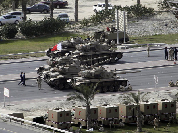 Bahraini army tanks take position 