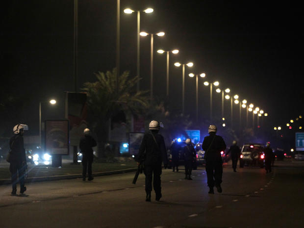 Bahrani riot policemen block streets  