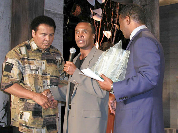 Muhammad Ali accepts his Award of Courage 