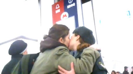 Russian_Women_Kiss_Cops.jpg 