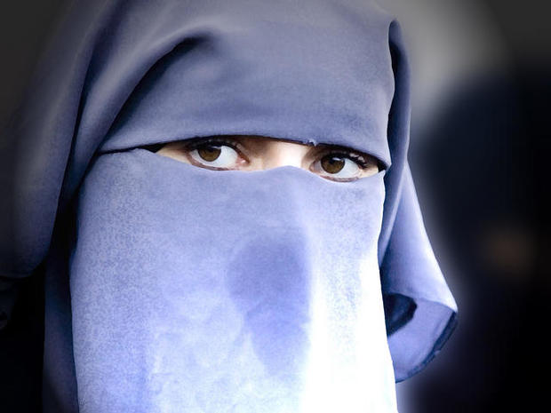 Court reinstates case by Muslim over scarf 