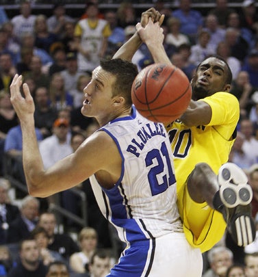Tim Hardaway Jr. and Miles Plumlee collide 