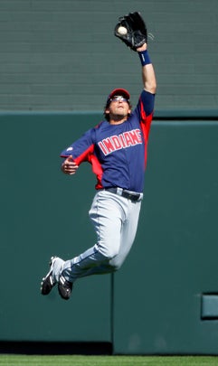 Travis Buck makes a leaping catch 