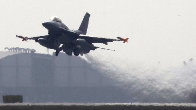 fighter_jet_AP110325121355.jpg 