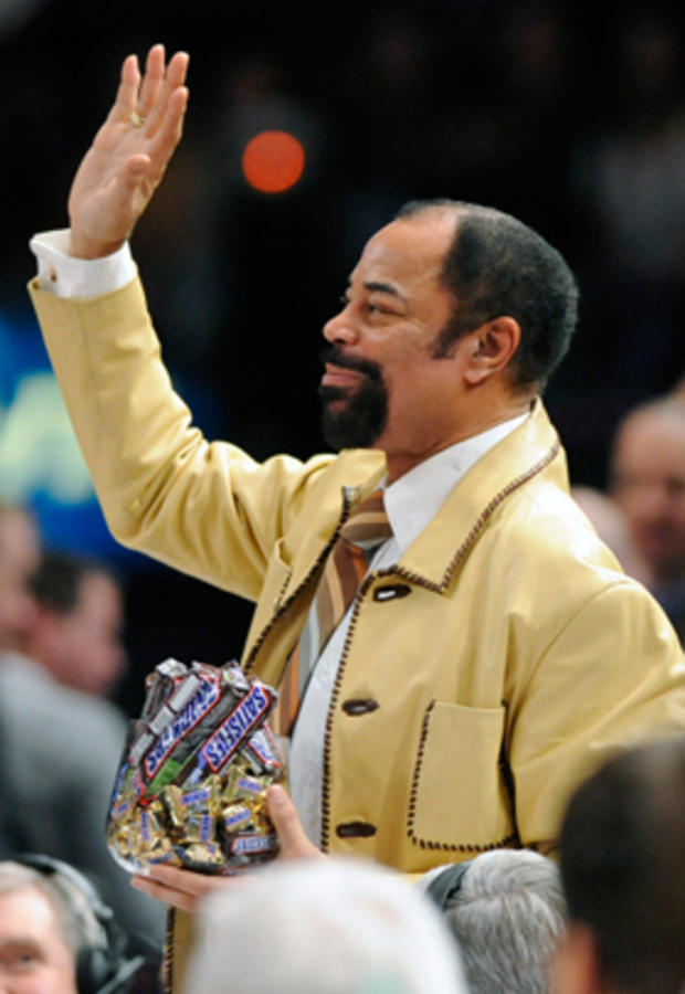 Walt Frazier receives applause as he presented with a birthday gift at a Knicks NBA basketball game, 