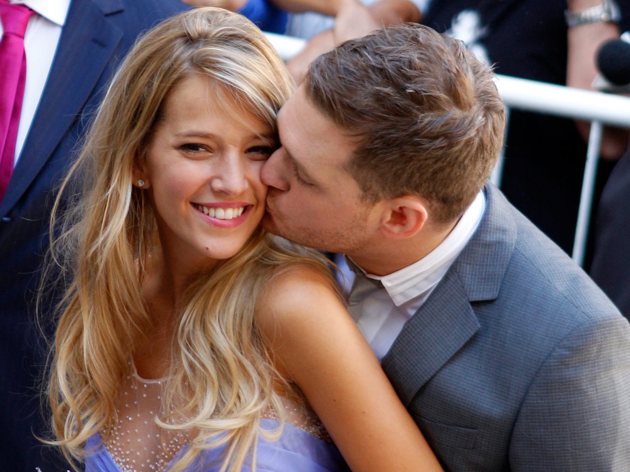 Michael Buble and Luisana Lopilato tie the knot - CBS News