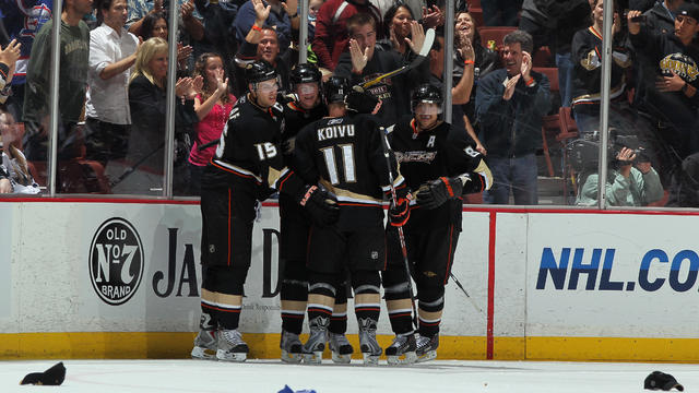 Ducks Beat LA Kings 3-0 On Dodger Stadium Ice - CBS Los Angeles