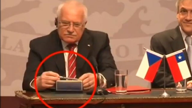 Vaclav Klaus steals pen 