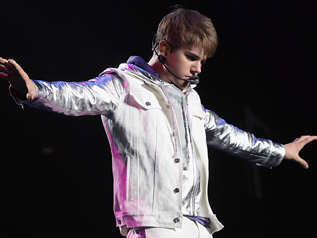 022-bieber-in-milan.gif 