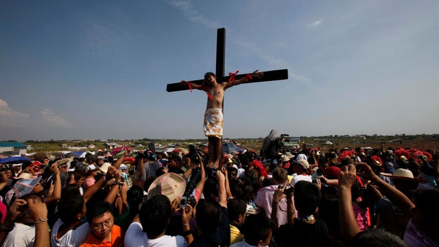 crucifixion_rite_AP110422114535.jpg 