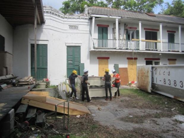 Chicago Students Work On Homes In New Orleans For Spring Break 