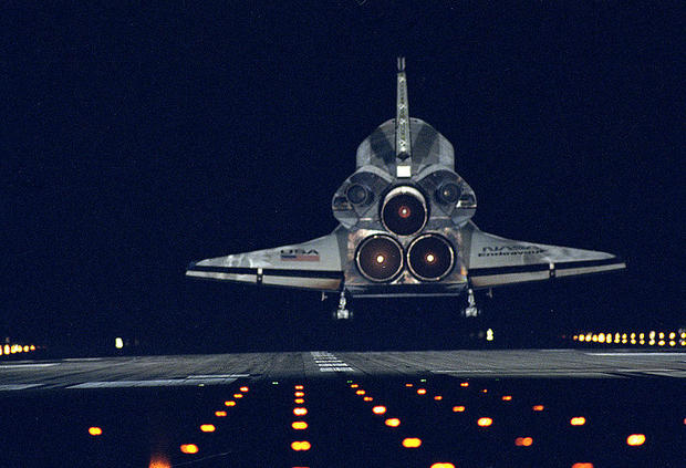 The Space Shuttle Endeavour touches down on Runway 15 at Kennedy Space Center's Shuttle Landing Facility on January 20, 1996 after spending nine days in space on the STS-72 mission.  