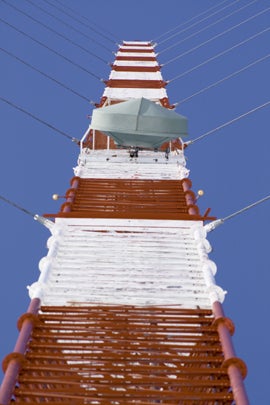KVLY-TV_mast_Wikimedia_user_Ratsbew.jpg 