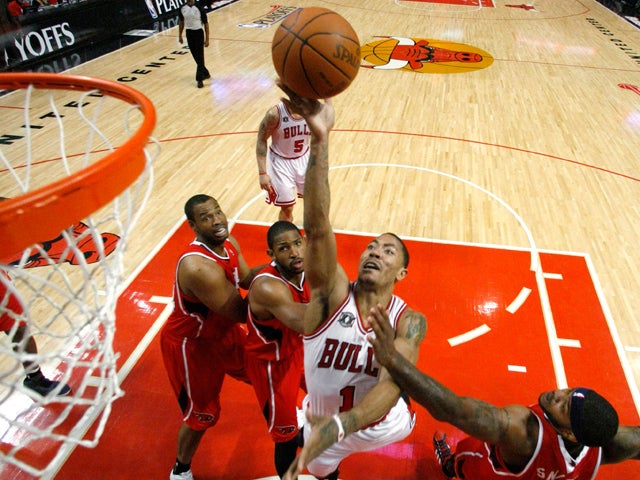 Derrick Rose shoots over Jason Collins, Al Horford, and Josh Smith  