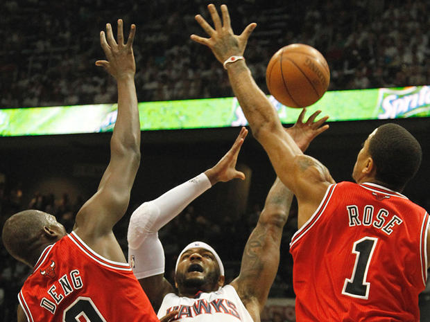 Josh Smith works against the defense of the Bulls 