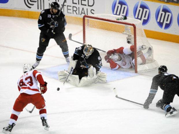 sharks_red_wings_playoffs_114134008.jpg 