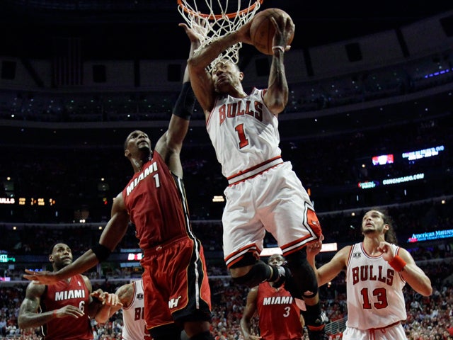 Chris Bosh guards Derrick Rose 