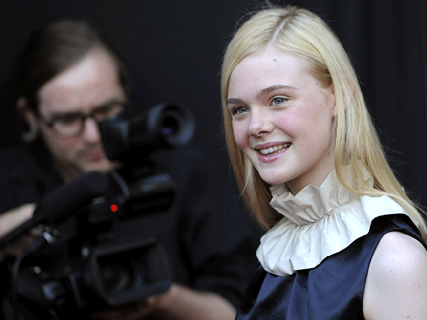 012-a--young-elle.gif 