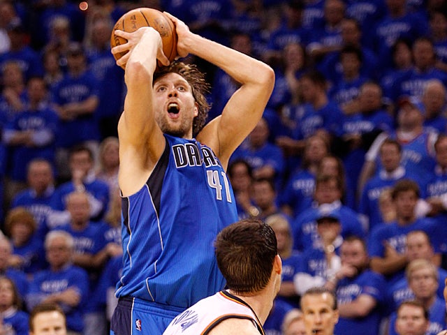 Dirk Nowitzki shoots over Nick Collison 