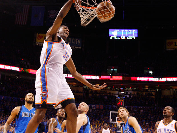 Kevin Durant dunks the ball 