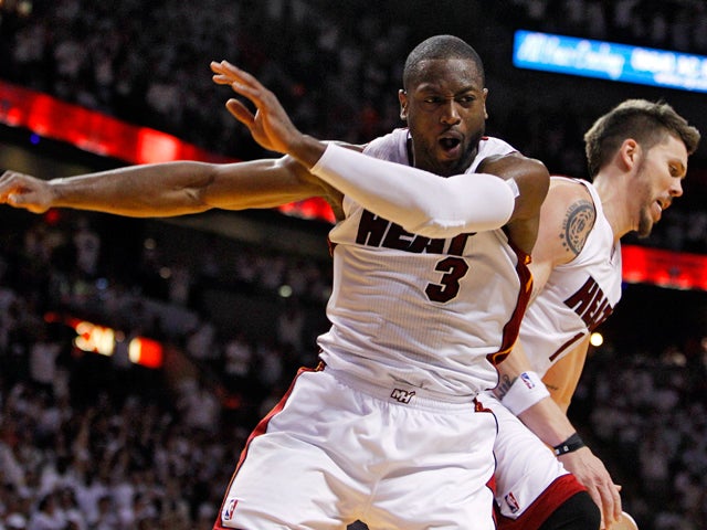 Dwyane Wade celebrates with Mike Miller 
