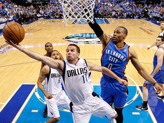 Jose Juan Barea drives to the basket 