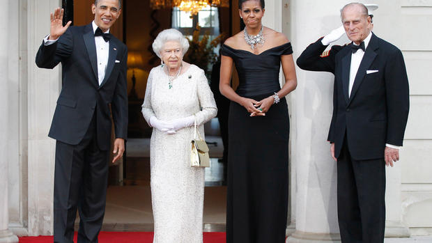 Obamas get royal welcome  