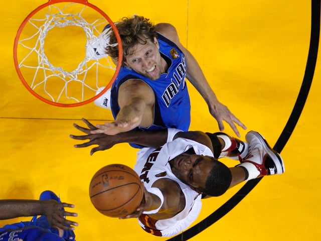 Chris Bosh goes up to shoot over Dirk Nowitzki 