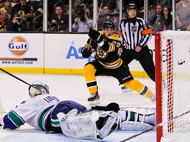 Brad Marchand scores against Roberto Luongo 