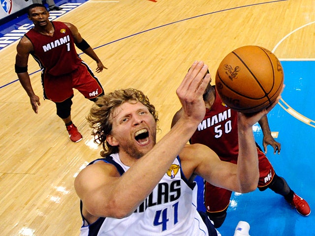 Dirk Nowitzki shoots in front of Joel Anthony 