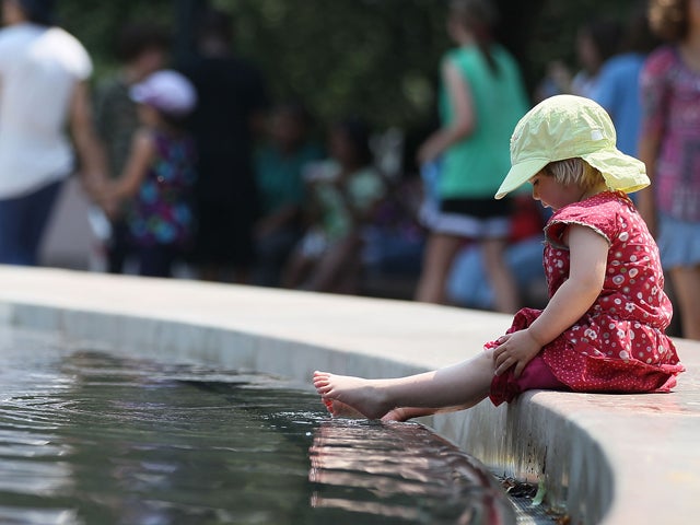 chld puts her feet in the fountain at the National Gallery of Art 