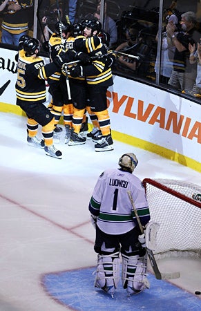 Rich Peverley celebrates with teammates 