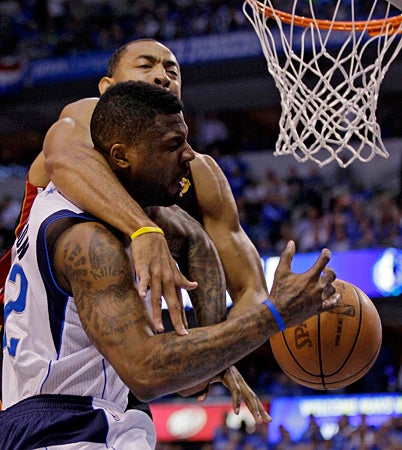 Juwan Howard fouls DeShawn Stevenson 