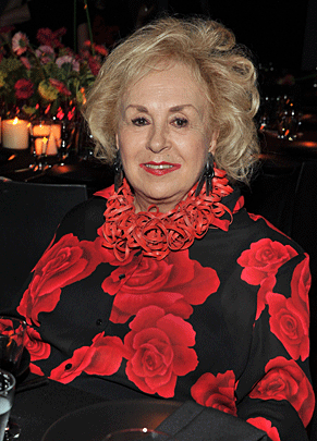 020-viva--doris--roberts.gif 