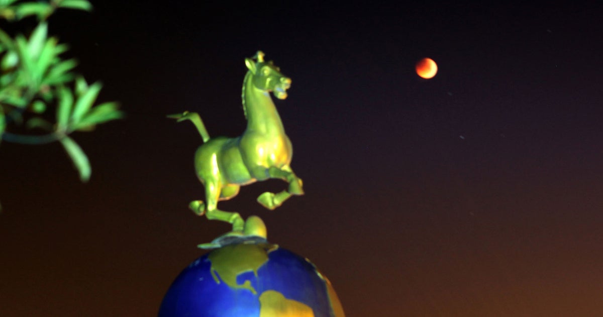Total Lunar Eclipse Amazes Skywatchers Cbs News Total Lunar Eclipse Amazes Skywatchers Cbs News