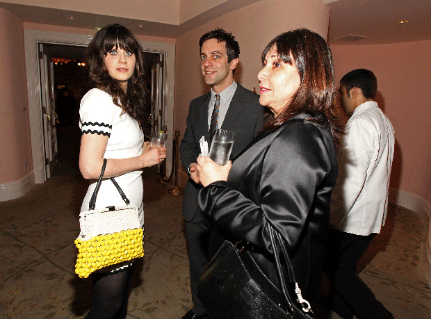 013-CRITICS--ZOOEY.gif 